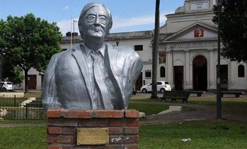 El concejal Cardozo pidió retirar el busto de Néstor Kirchner de las 4 Plazas