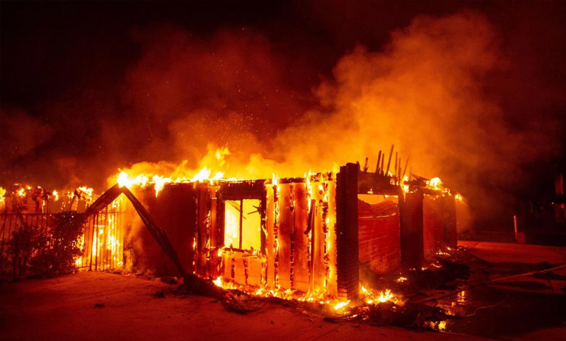 Más de mil hogares destruidos por incendios en California