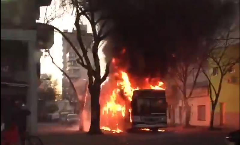 Se prendió fuego un colectivo de la línea 140