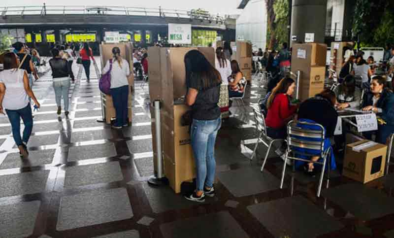 Colombianos votan consulta para castigar a políticos y empresas corruptas