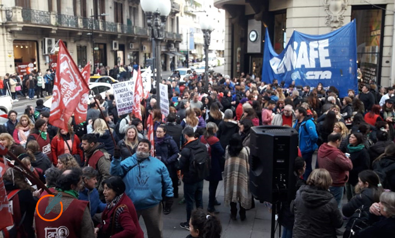 Docentes reclamaron contra el Gobierno nacional por las muertes en Moreno
