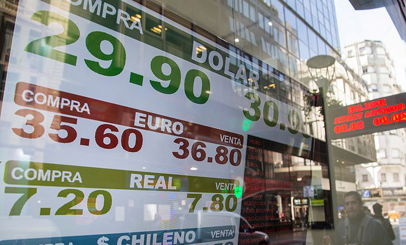 El dólar marcó otro récord y superó los 31 pesos en algunos bancos