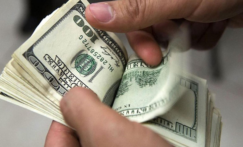 El dólar alcanzó un nuevo récord histórico y cerró a $43,67
