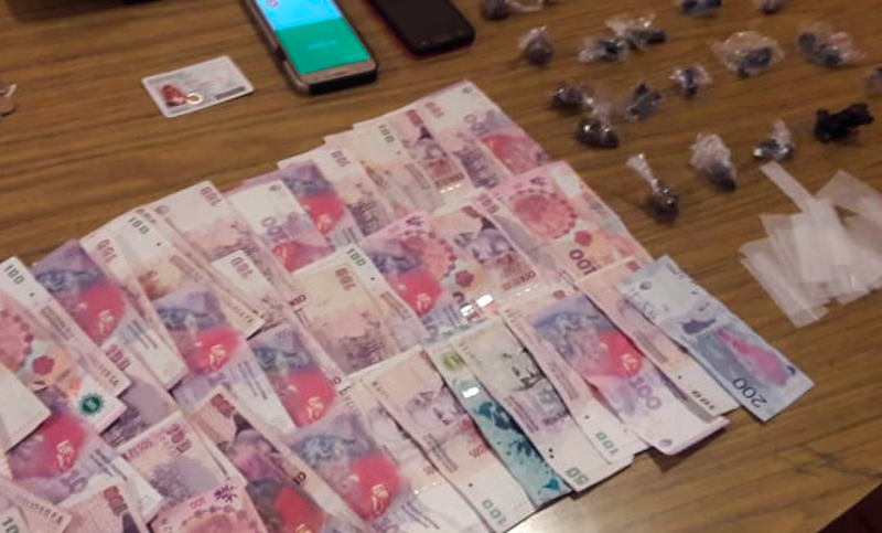 Dos detenidos, drogas y dinero en efectivo recuperado en allanamiento en Granadero Baigorria