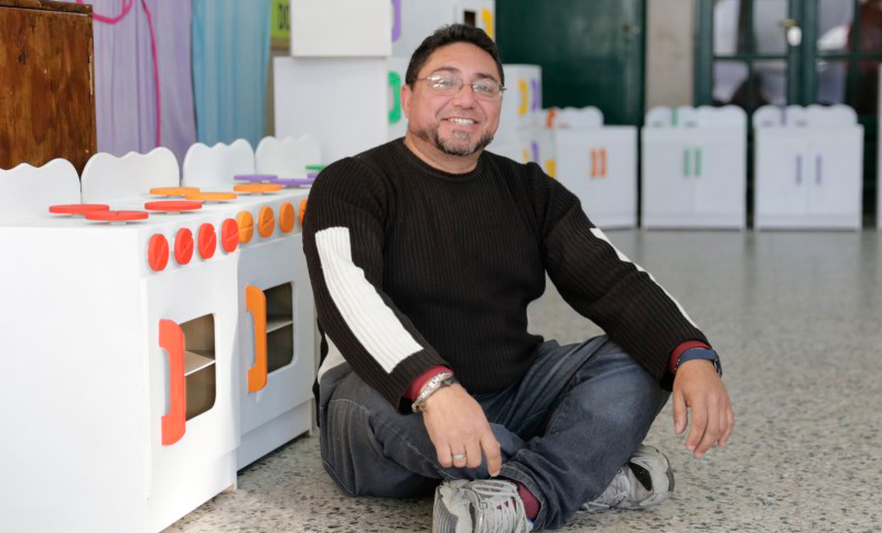 Un emprendedor de la economía social provee juguetes a jardines de infantes