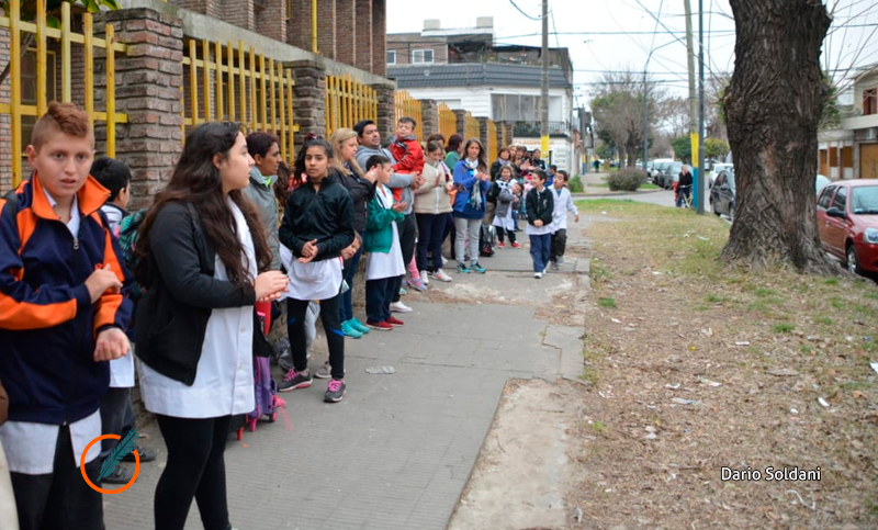 Abrazo solidario en la escuela Islas Malvinas para reclamar por la falta de gas