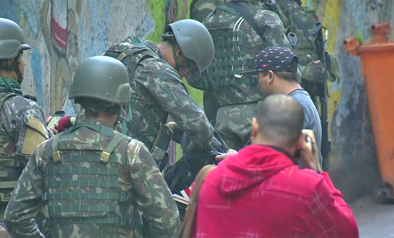 Murieron al menos a 14 personas en operaciones militares y policiales en Río de Janeiro