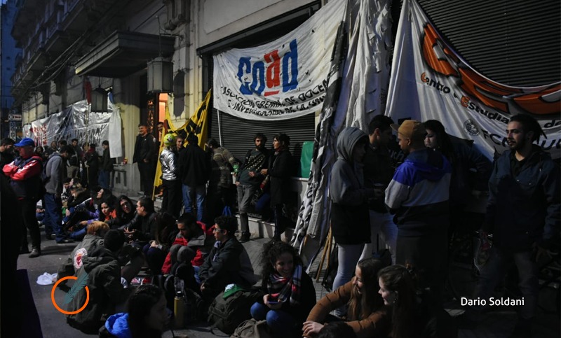 Vigilia estudiantil en la sede de la UNR para cerrar una jornada de protesta