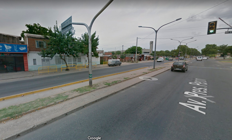 Un auto y una moto chocaron en la zona oeste y hay una persona herida