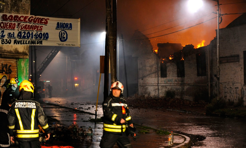 Tras 15 horas de arduo trabajo logran controlar un voraz incendio en una papelera