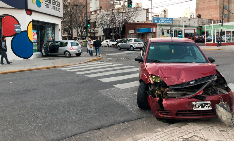 Choque en Echesortu: un auto terminó incrustado contra la fachada de un negocio