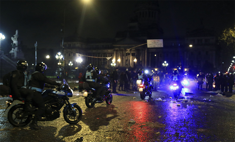 Incidentes entre manifestantes en las inmediaciones del Congreso