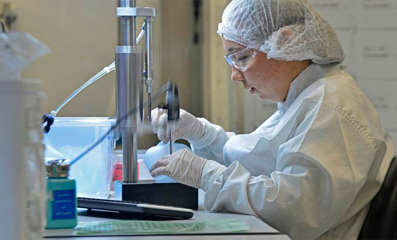 Una escuela de medicina de Japón baja notas de mujeres para limitar su ingreso