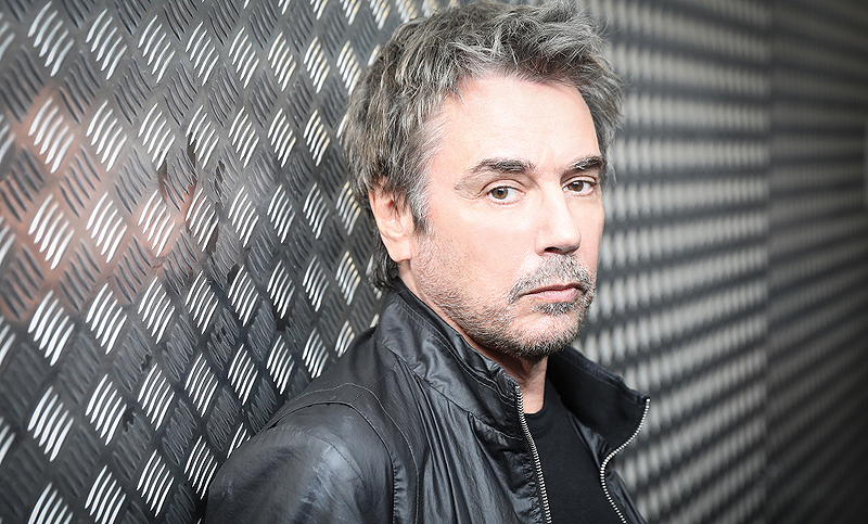 El músico francés Jean-Michel Jarre lleva caso de herencia de su padre a corte europea