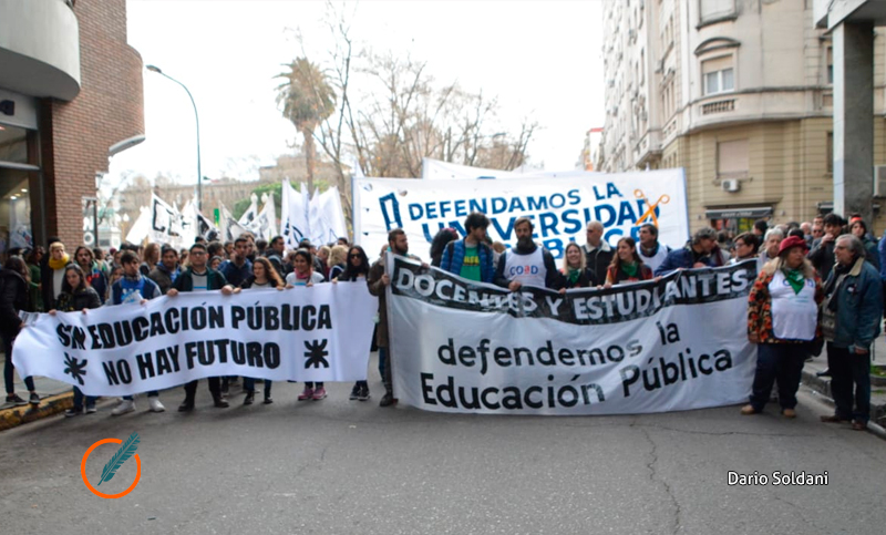 Multitudinaria marcha de docentes y alumnos en defensa de la educación pública