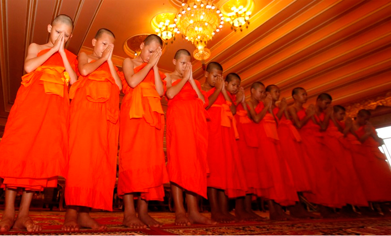 Los niños rescatados de la cueva en Tailandia salen de su retiro espiritual