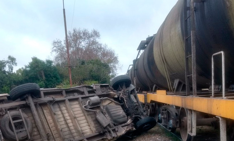 Zona norte: impresionante choque entre un tren y una camioneta