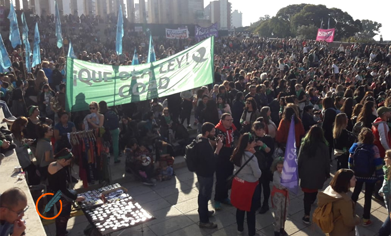 El Monumento se tiñó de verde a días de la votación por el aborto