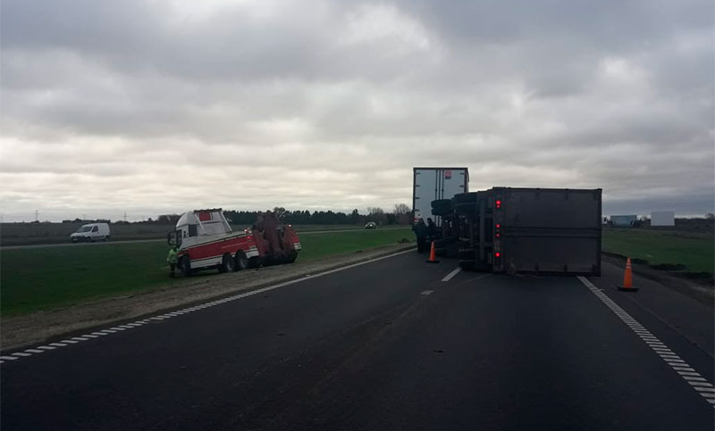 Caos vehicular tras el vuelco de un camión en la autopista Rosario – Buenos Aires