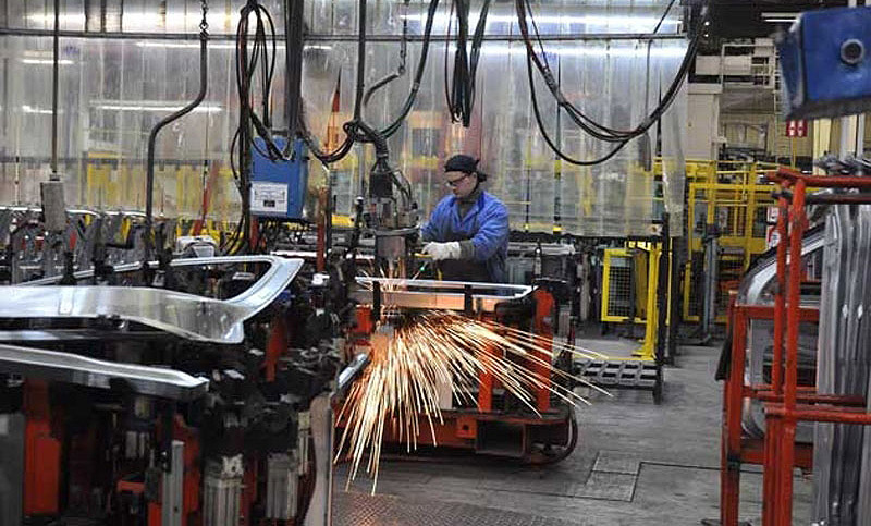 La producción industrial cayó un 5,6 en el mes de agosto, según el Indec