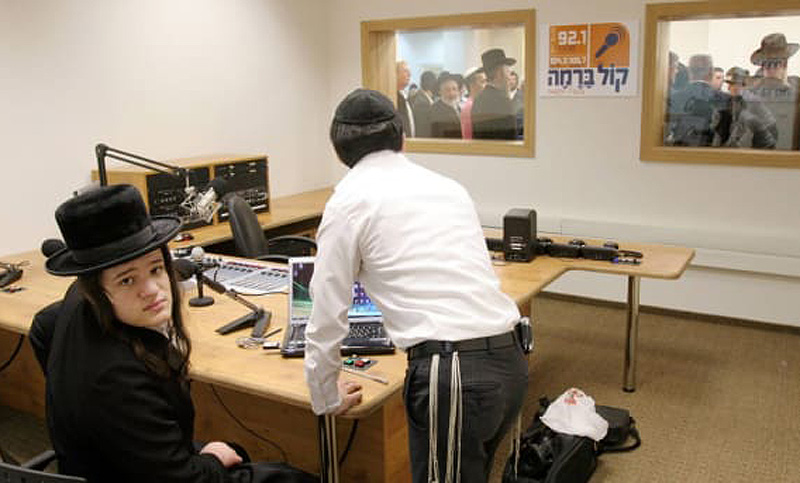 Multan a una radio judía ultraortodoxa en Israel por excluir a las mujeres