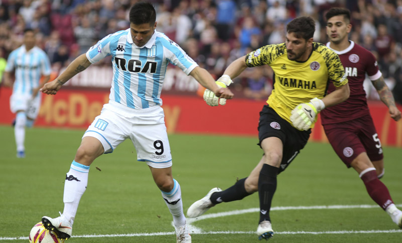 Racing ganó con lo justo y se mantiene en la cima de la Superliga