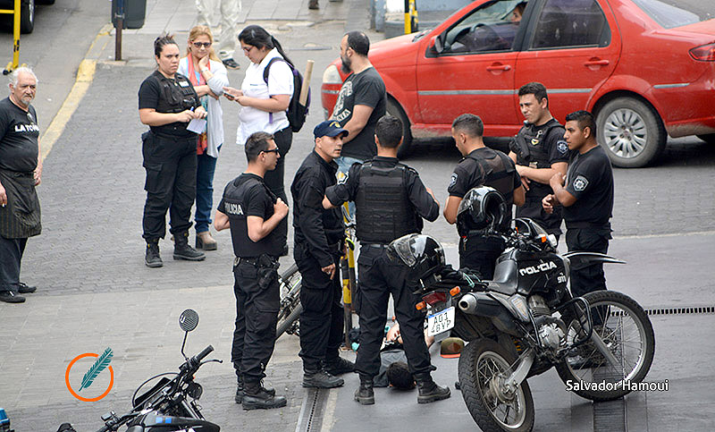Arrebató un celular y lo atraparon después de embestirlo con un auto
