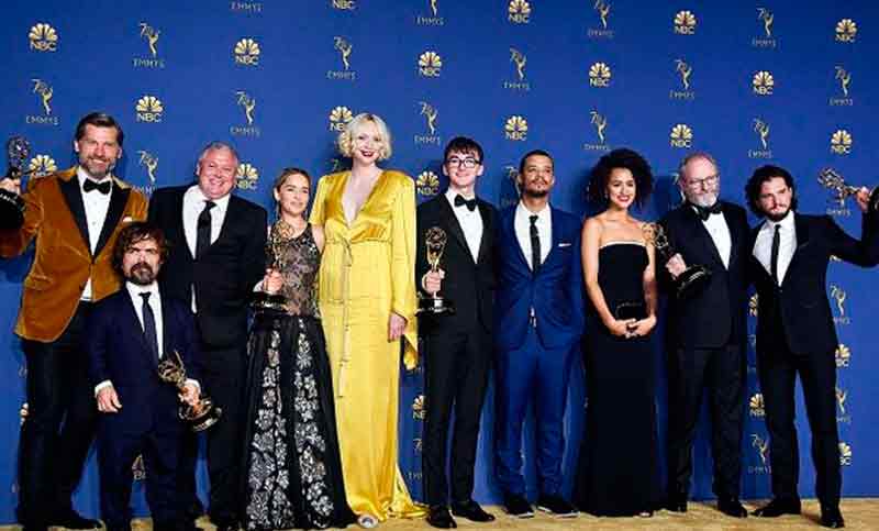 El Emmy se sienta en el trono de hierro