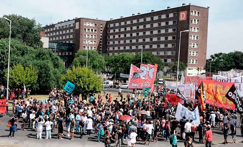 Despidieron a 80 profesionales del Posadas y ya suman unos 1.300