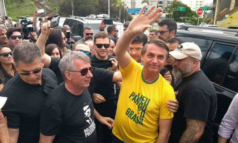 El candidato brasileño Bolsonaro salió de terapia intensiva