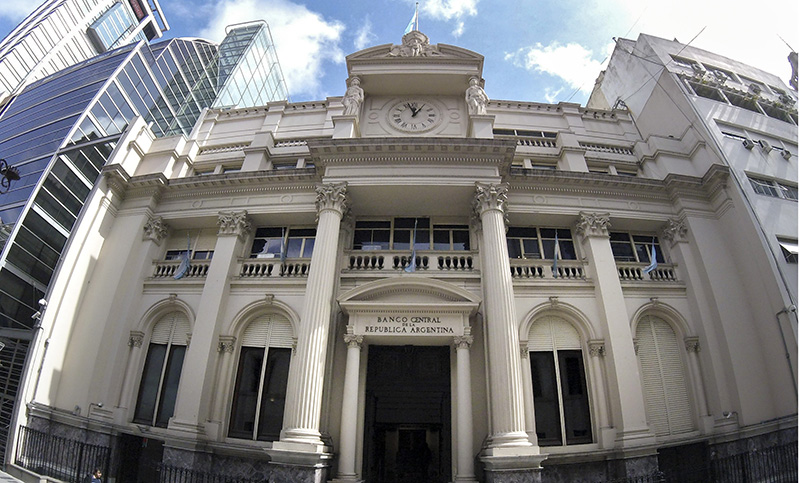 La fuga de dólares fue de U$S 2.790 millones en agosto y se acerca a cifra récord