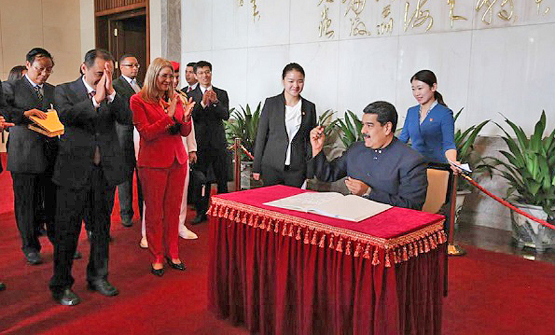 Maduro rinde homenaje al «gigante» Mao en su mausoleo de Pekín