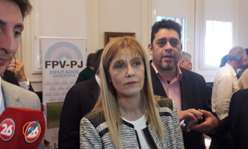 «El gobierno le saca 16 mil millones a la gente y regala reservas a la especulación»