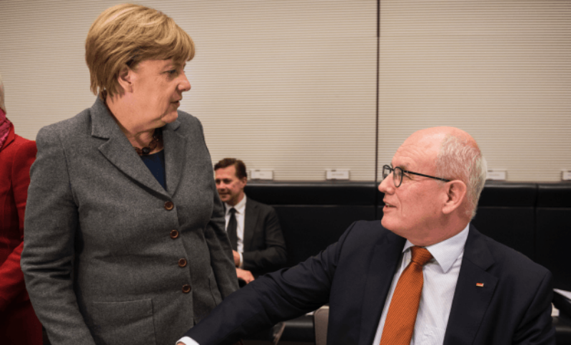 Merkel se quedó sin su mano derecha en el parlamento