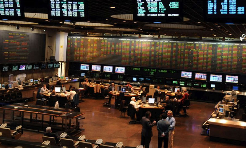 Por rumores de préstamo extra del FMI, subieron activos y bajó el riesgo país