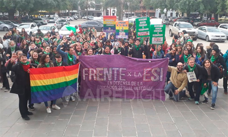 A favor y en contra de la Educación Sexual, manifestantes se concentraron frente a la legislatura provincial