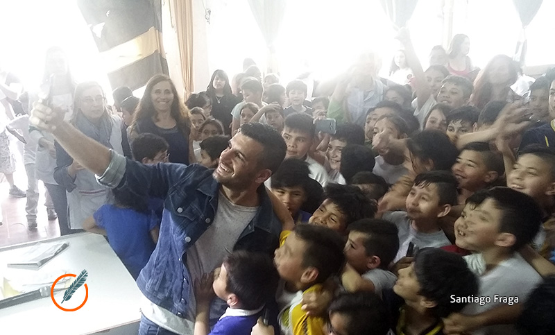Paulo Ferrari fundó una biblioteca futbolera en su escuela primaria de Arroyito