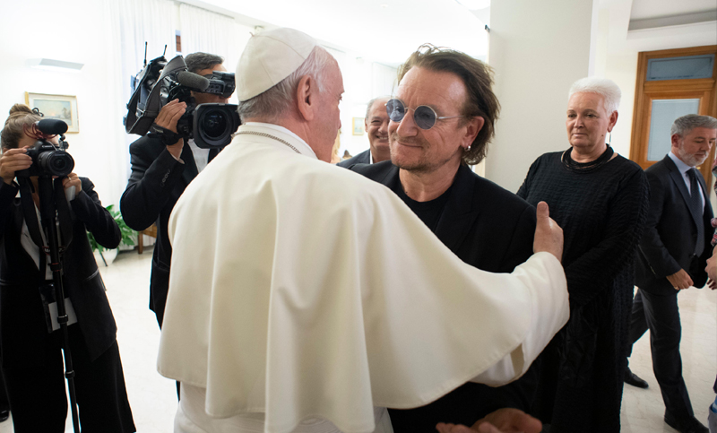 El Papa habló con Bono de su “dolor” por la pedofilia en la Iglesia