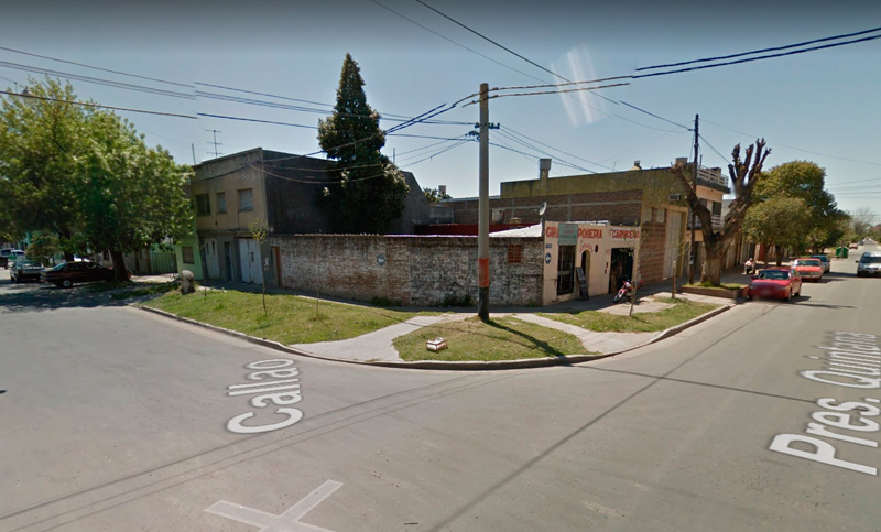 Cayó con su moto en un profundo pozo en medio de la calle
