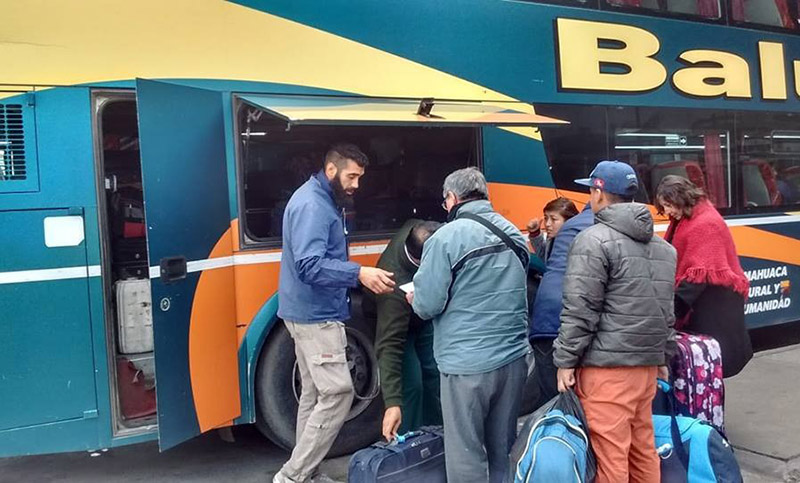 Maleteros de la Terminal: una inclaudiclabe lucha por lograr reconocimiento