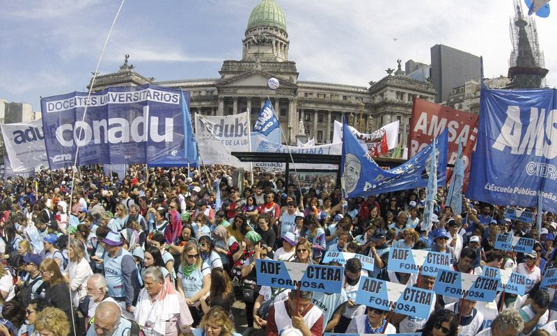 Paro nacional docente: masiva movilización al Congreso por salarios y mejoras en el presupuesto