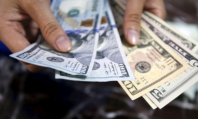 El dólar, a 40,50 pesos en algunos bancos y el Central subastó 400 millones