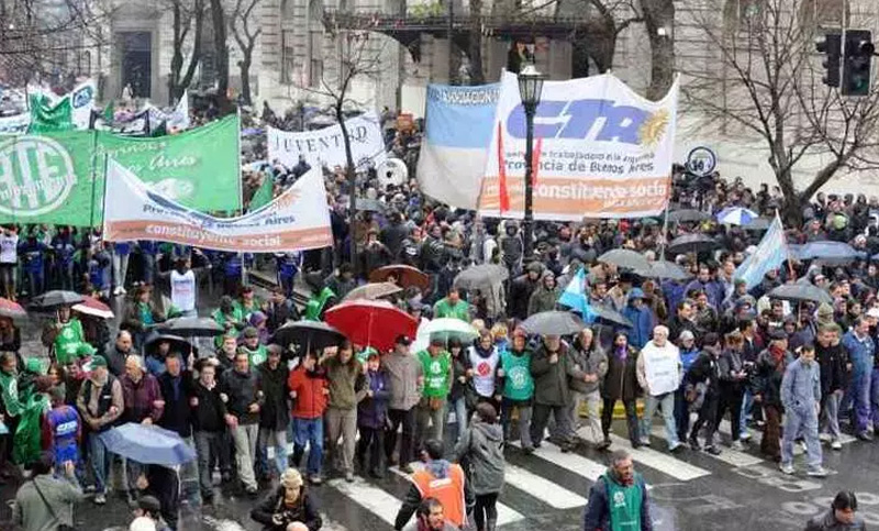Gobierno bonaerense otorga 4% a estatales por decreto, sin reabrir paritarias