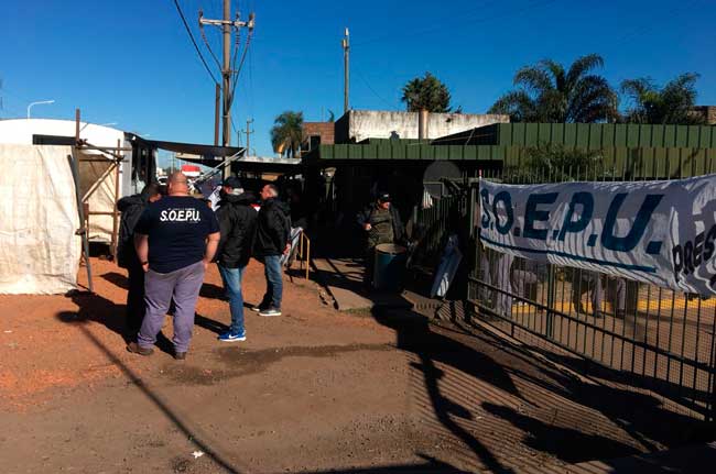 La Policía intentó desalojar a trabajadores que reclamaban en la petroquímica IDM