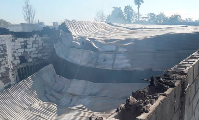 Devastador incendio en una fábrica de telgopor en Capitán Bermúdez
