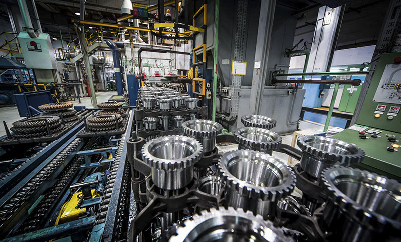 La industria se desplomó 5,7 en julio y alcanzó el tercer mes consecutivo en baja
