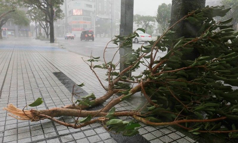 Un potente tifón llegó a Japón dejando varios heridos