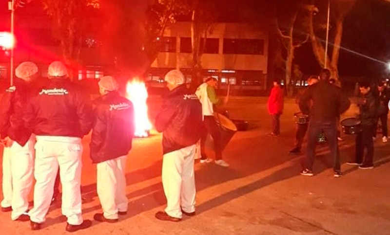 Trabajadores bloquean los portones en Mondelez reclamando por despidos