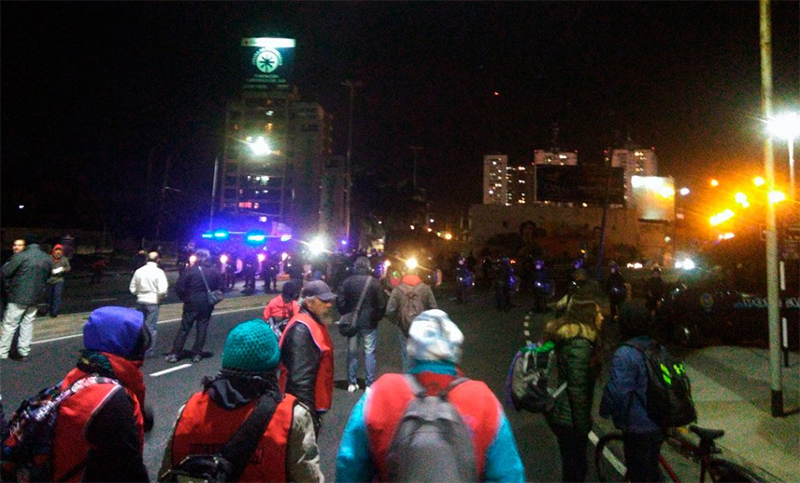 Tensión en el Puente Pueyrredón: manifestantes buscan cortar el tránsito ante un operativo de Prefectura