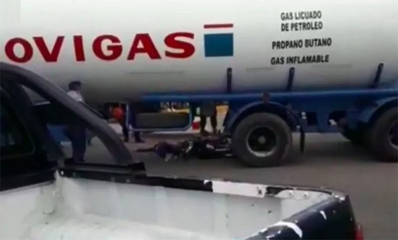 Una policía murió al caer debajo de las ruedas de un camión